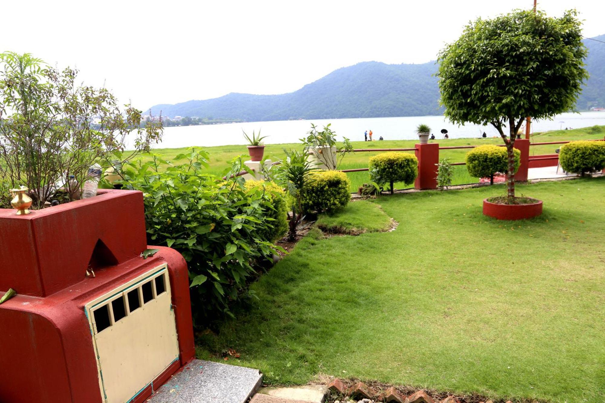 Hotel Waterside Pokhara Exterior foto
