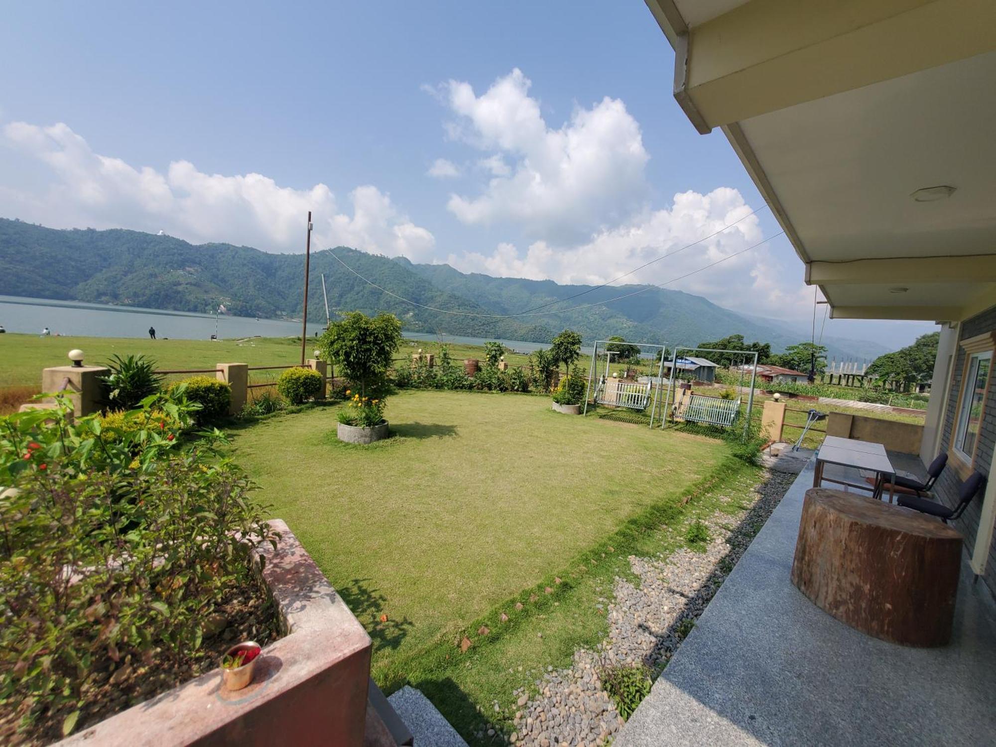 Hotel Waterside Pokhara Exterior foto